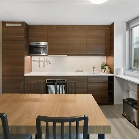 Bright 2br Corner Apt Balcony - 10min Walk To Cs Leilighet