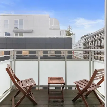 Bright 2br Corner Apt Balcony - 10min Walk To Cs *