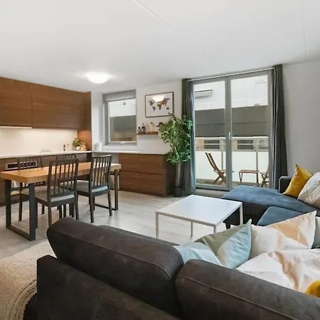 Bright 2br Corner Apt Balcony - 10min Walk To Cs Leilighet